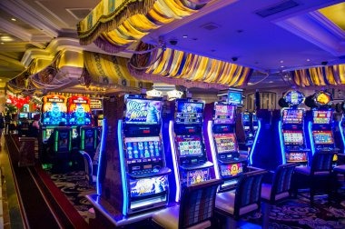Payment method comparison: DANA, OVO, QRIS, and bank transfer options on slotbom